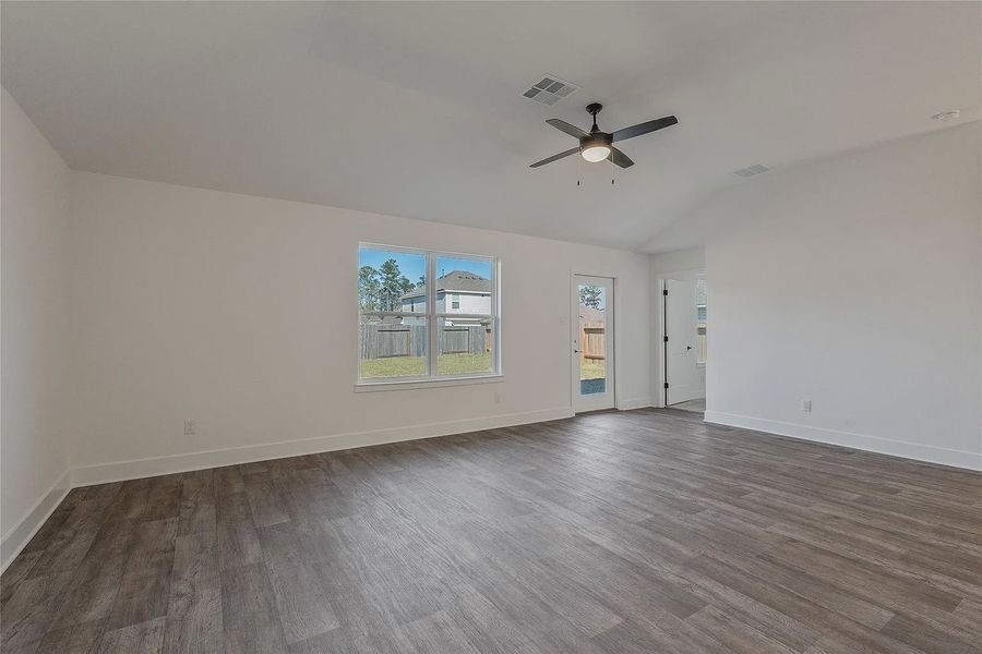 Spacious, unfurnished interior of a new home in Grand Oaks Reserve, Cleveland (Image 20).