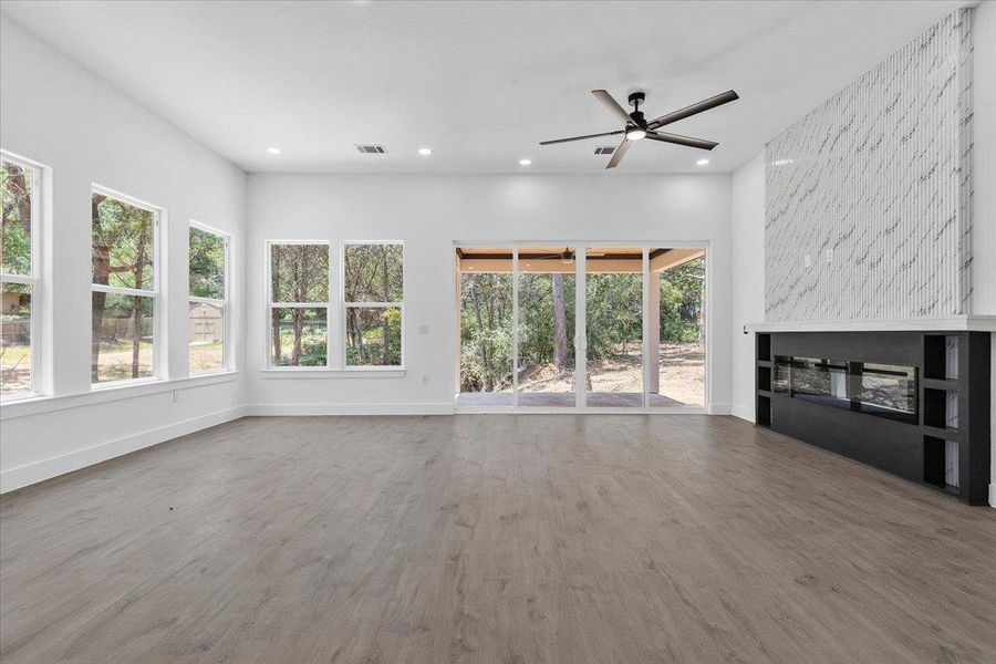 Spacious, unfurnished interior of a new home in , Bastrop (Image 25).