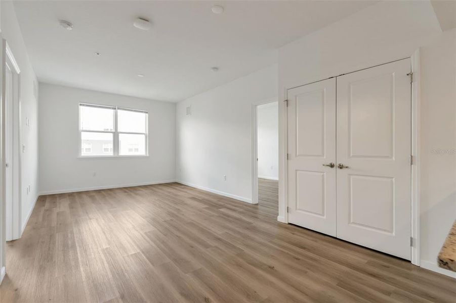 Spacious, unfurnished interior of a new home in , Orlando (Image 14).