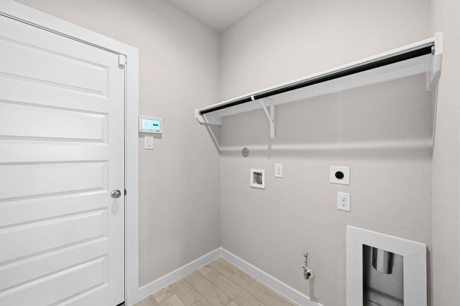 Spacious, unfurnished interior of a new home in Sunterra Lakes, Fulshear (Image 25).