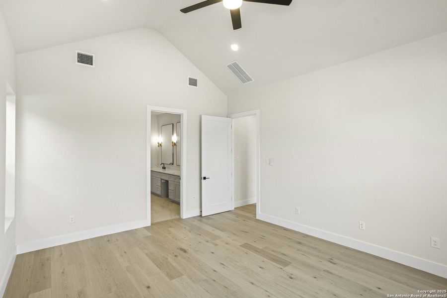 Spacious, unfurnished interior of a new home in , San Antonio (Image 16).