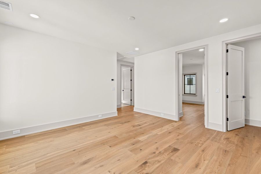 Spacious, unfurnished interior of a new home in , Charleston (Image 105).