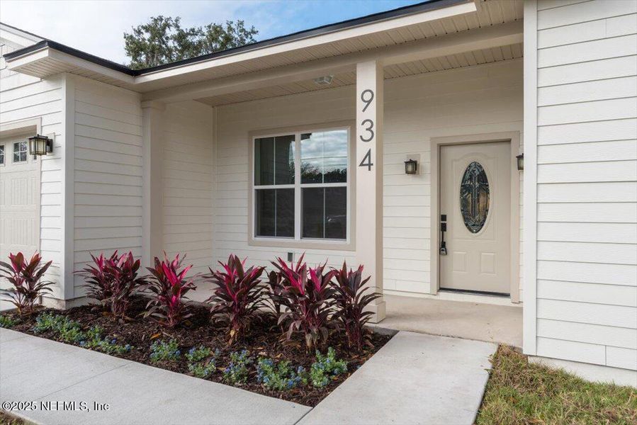 Exterior details and patio area of a home in , Orange Park (Image 4).