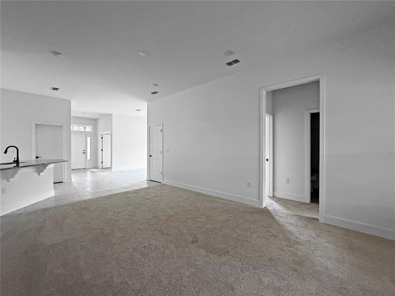 Spacious, unfurnished interior of a new home in Arbor Park, Leesburg (Image 10).
