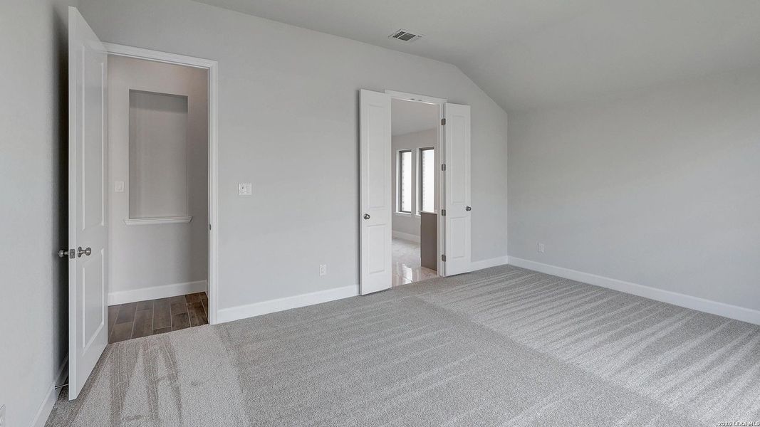 Spacious, unfurnished interior of a new home in Haby Hill, San Antonio (Image 15).