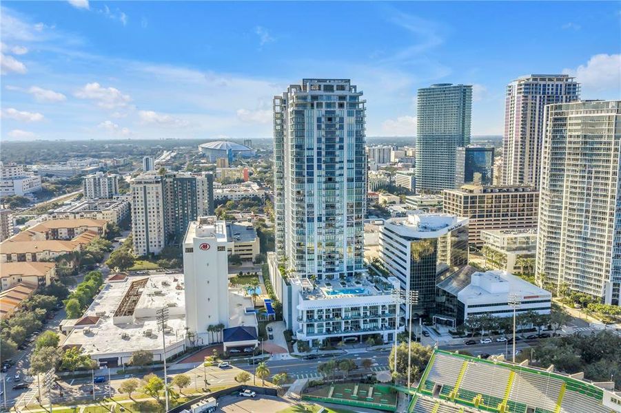 Condo located in St. Petersburg, FL showcasing its design and architecture (Image 25).