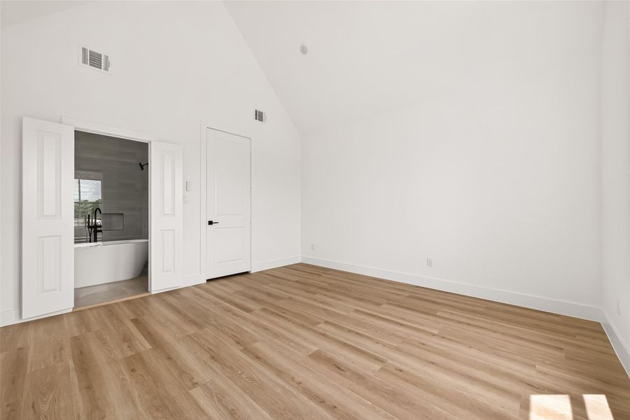 Spacious, unfurnished interior of a new home in , Houston (Image 29).