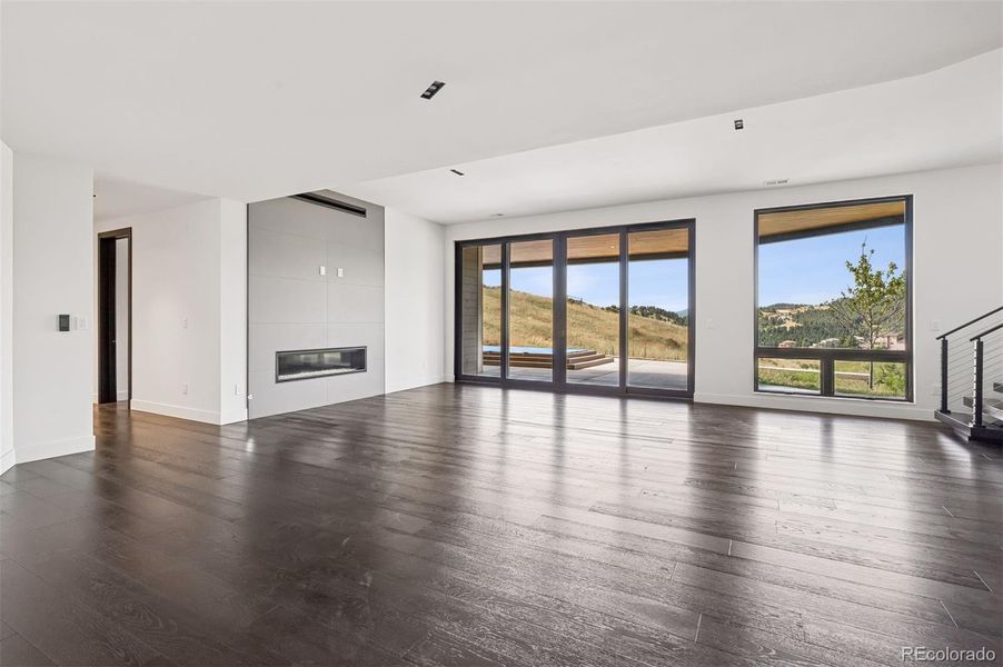 Spacious, unfurnished interior of a new home in , Golden (Image 21).