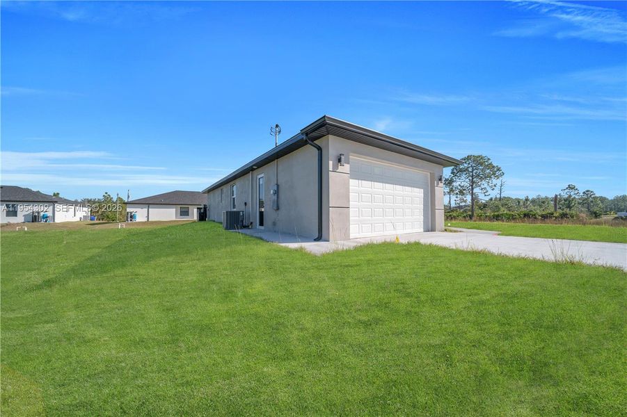 Exterior details and patio area of a home in , Lehigh Acres (Image 3).
