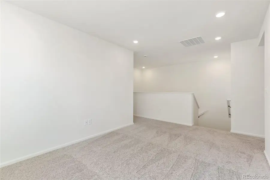 Spacious, unfurnished interior of a new home in Turnberry Villas, Commerce City (Image 31).