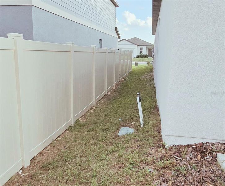 Exterior details and patio area of a home in , Haines City (Image 3).