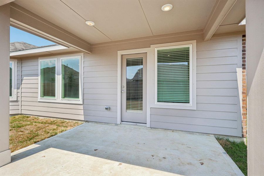 Exterior details and patio area of a home in Southwinds, Baytown (Image 19). Exterior details and patio area of a home in Southwinds, Baytown (Image 19).