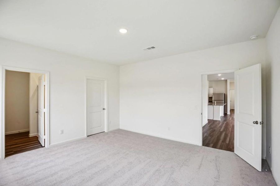 Spacious, unfurnished interior of a new home in Willow Springs, Buda (Image 12).
