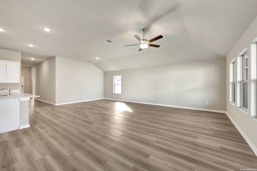 Spacious, unfurnished interior of a new home in Greenspoint Heights, Seguin (Image 37).