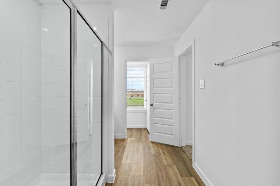 Spacious, unfurnished interior of a new home in Grand West, Houston (Image 13).