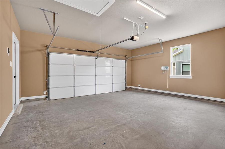 Spacious, unfurnished interior of a new home in , Waxahachie (Image 20).