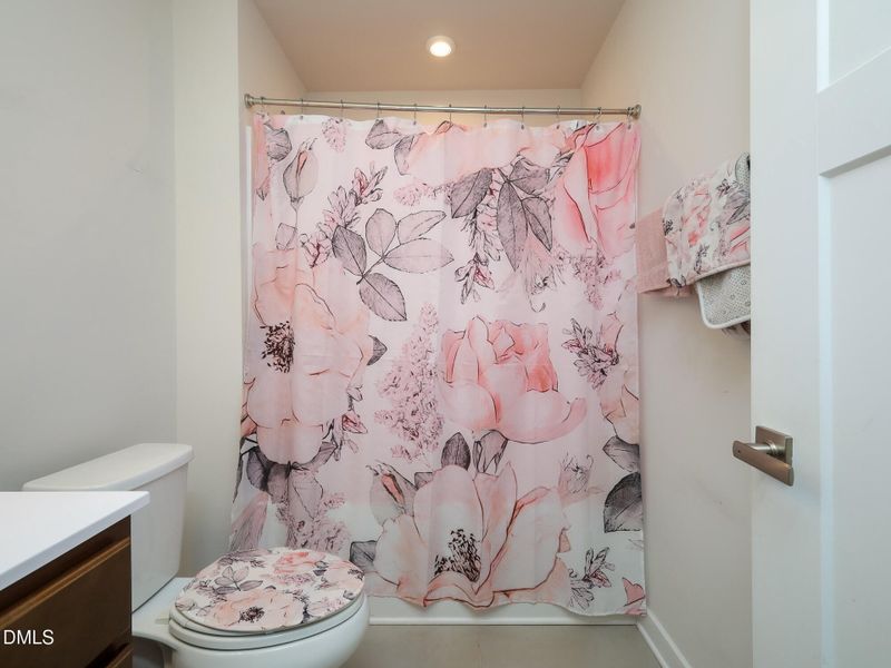 036_601_hollys_bluff_full_bath2