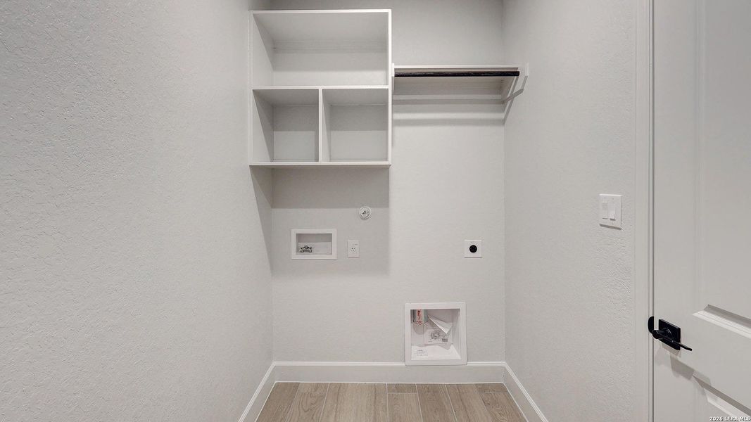 Spacious, unfurnished interior of a new home in Ladera, San Antonio (Image 21).