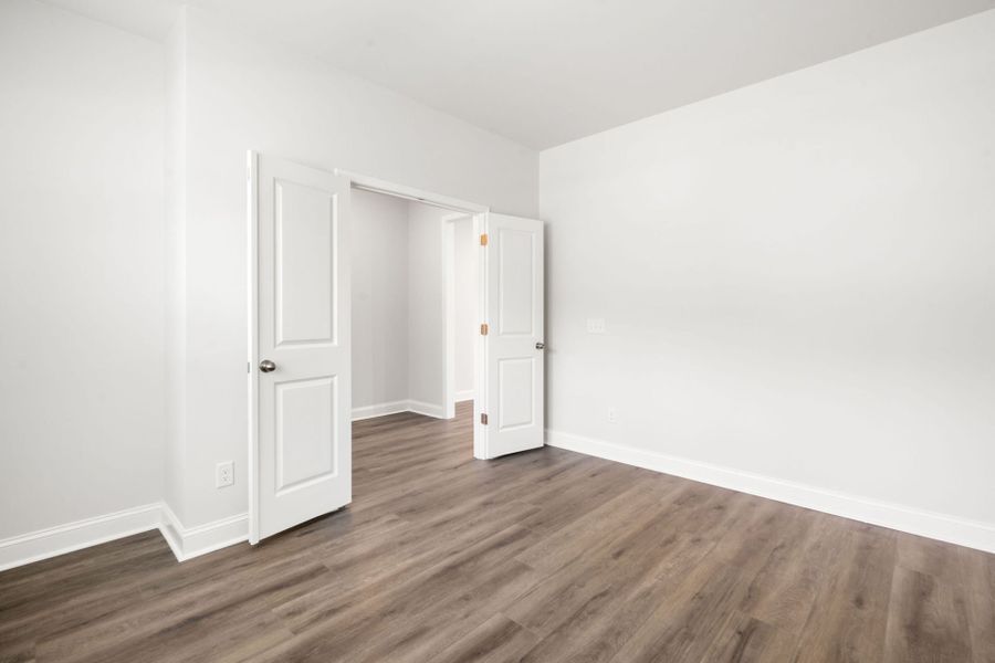 Spacious, unfurnished interior of a new home in Waterways, Richmond Hill (Image 14).