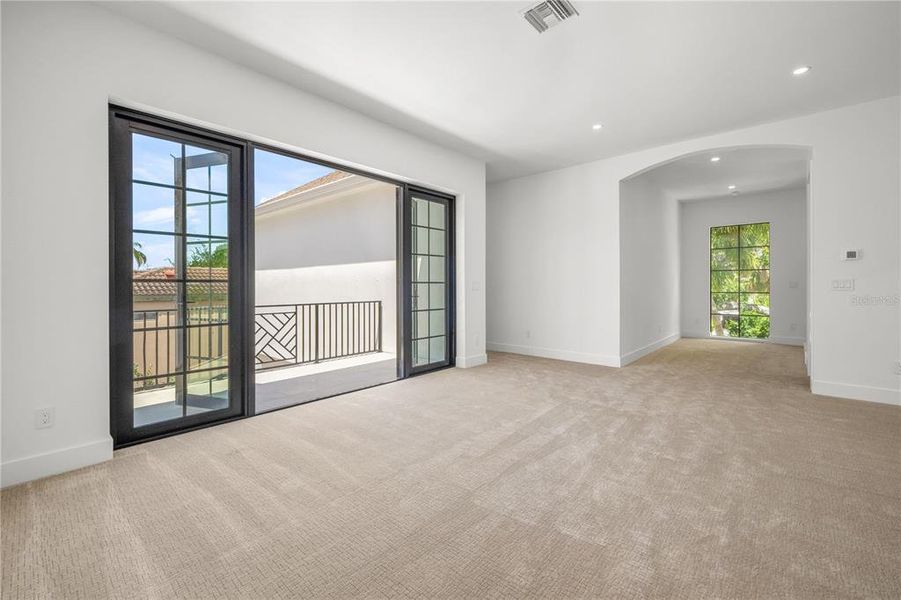 Spacious, unfurnished interior of a new home in , Sarasota (Image 23).