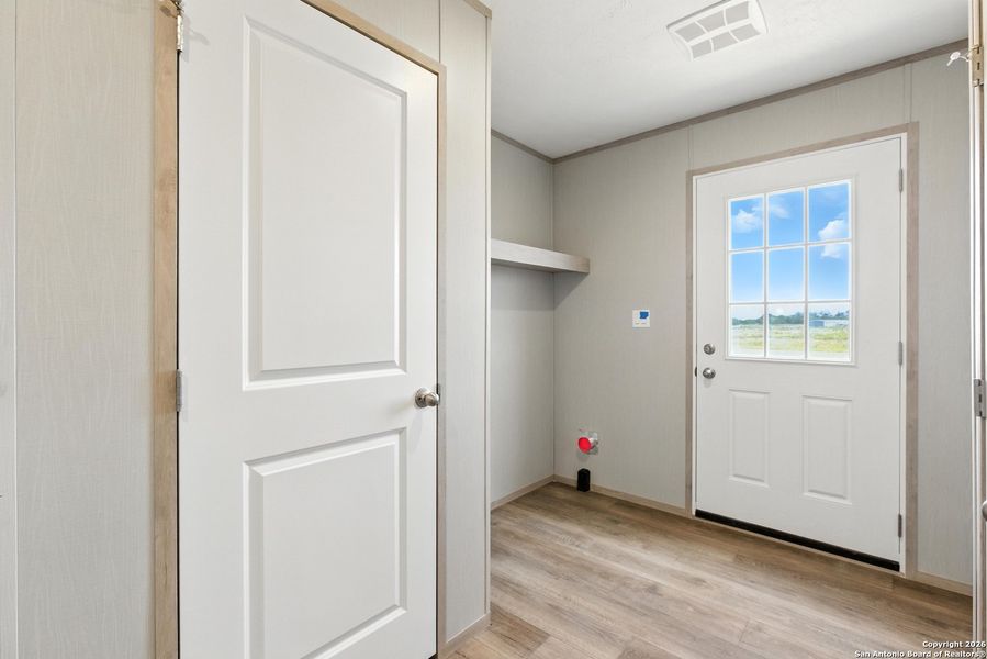 Spacious, unfurnished interior of a new home in , La Vernia (Image 16).