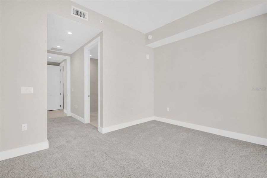 Spacious, unfurnished interior of a new home in , St. Petersburg (Image 54).