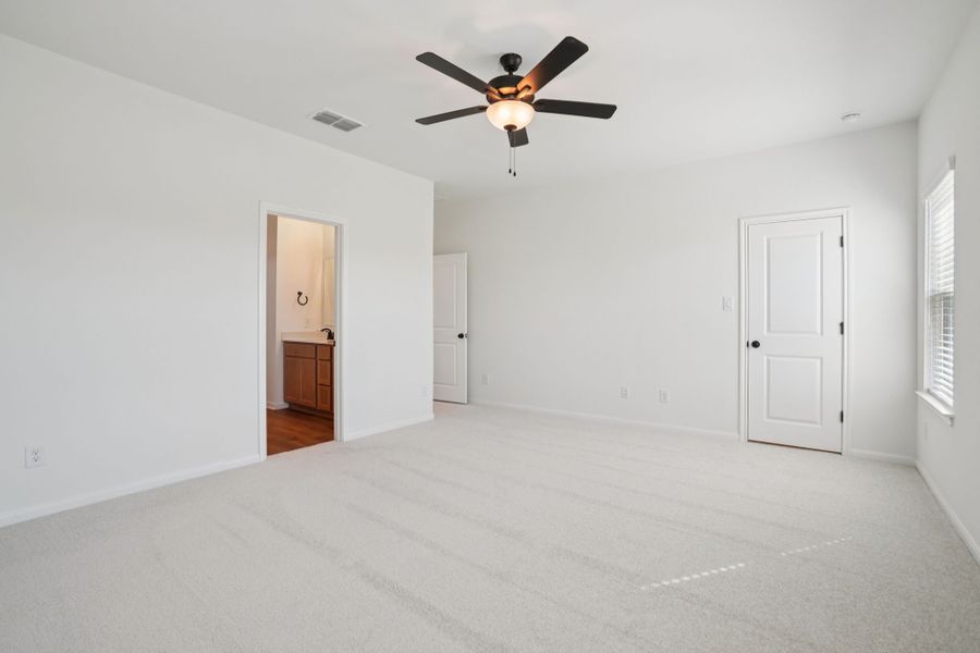 Spacious, unfurnished interior of a new home in Village at Three Oaks, Seguin (Image 22).