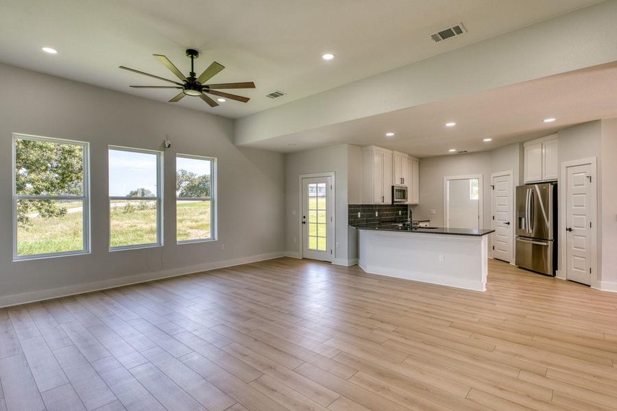 Spacious, unfurnished interior of a new home in , Kingsland (Image 15).