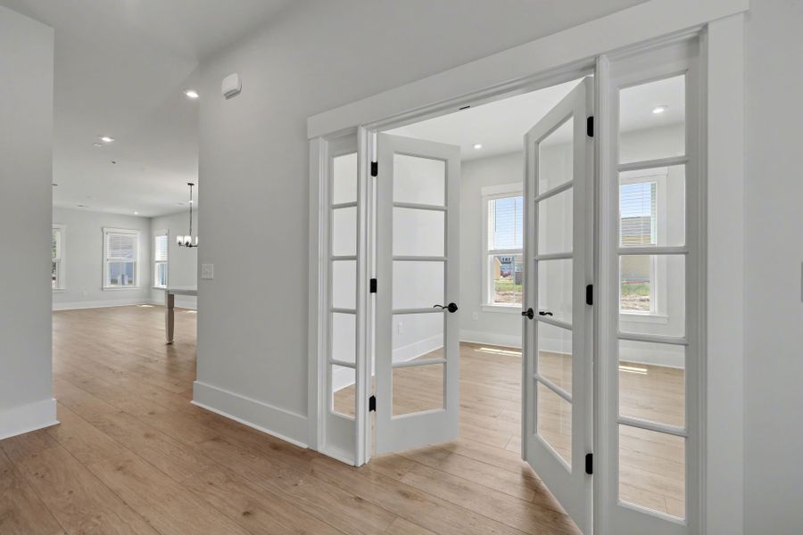 Spacious, unfurnished interior of a new home in SayeBrook, Myrtle Beach (Image 18).
