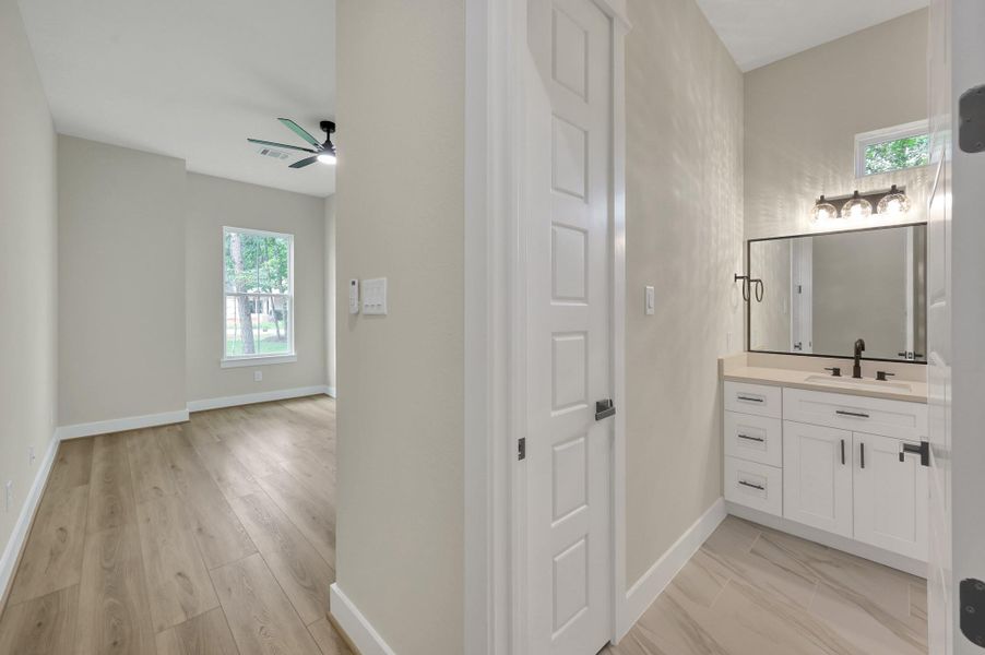 2nd Bedroom on 1st Floor with En Suite Bathroom 2nd Bedroom on 1st Floor with En Suite Bathroom