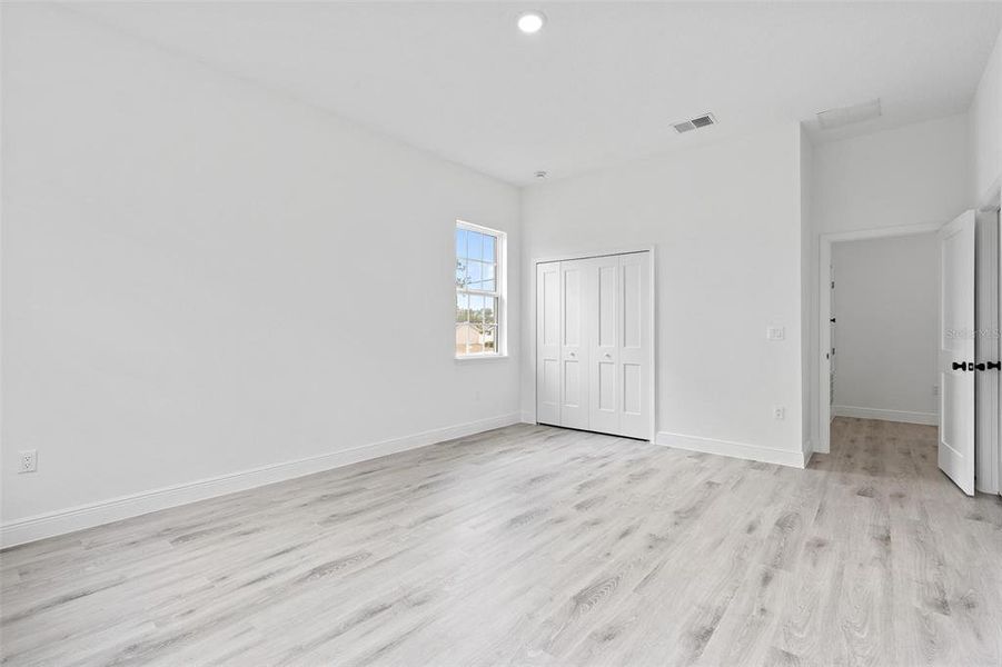 Spacious, unfurnished interior of a new home in , Ocala (Image 16).