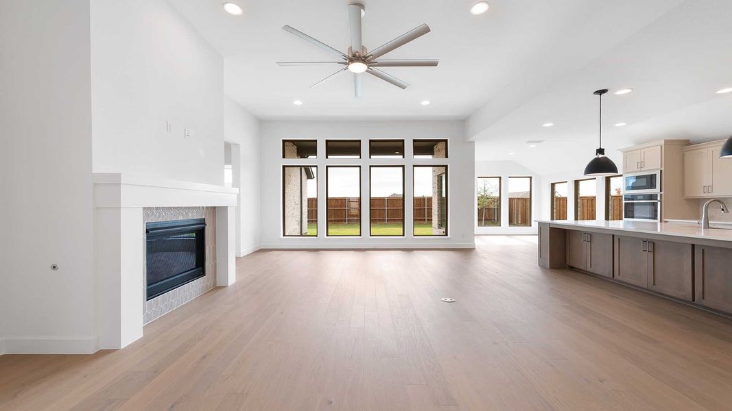 Spacious, unfurnished interior of a new home in Myrtle Creek, Waxahachie (Image 12).