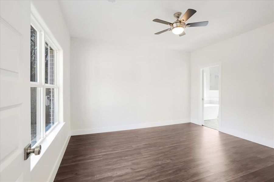 Spacious, unfurnished interior of a new home in , Sherman (Image 14).