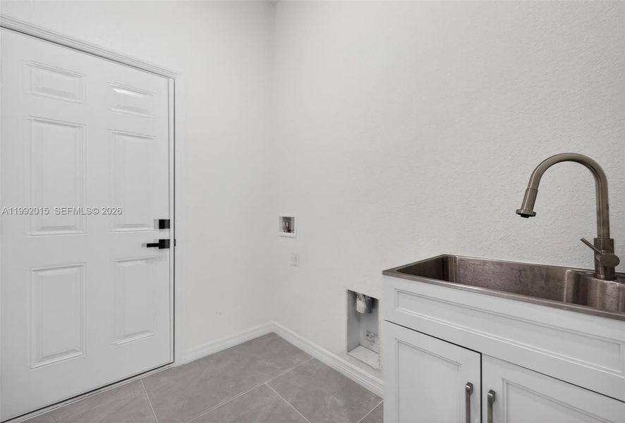 Close-up of interior finishes inside a home in , Lehigh Acres (Image 11).
