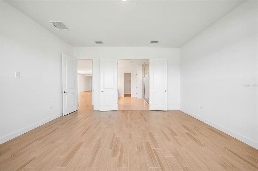 Spacious, unfurnished interior of a new home in Esplanade at Skye Ranch, Sarasota (Image 36).