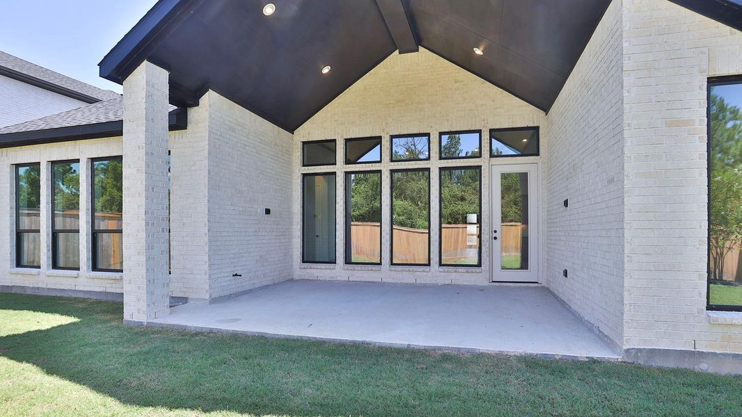Exterior details and patio area of a home in Kresston, Montgomery (Image 4).