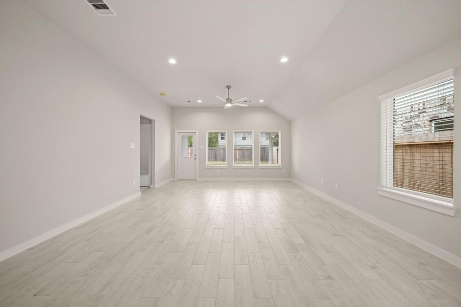 Spacious, unfurnished interior of a new home in Barton Creek Ranch, Conroe (Image 20). Spacious, unfurnished interior of a new home in Barton Creek Ranch, Conroe (Image 20).