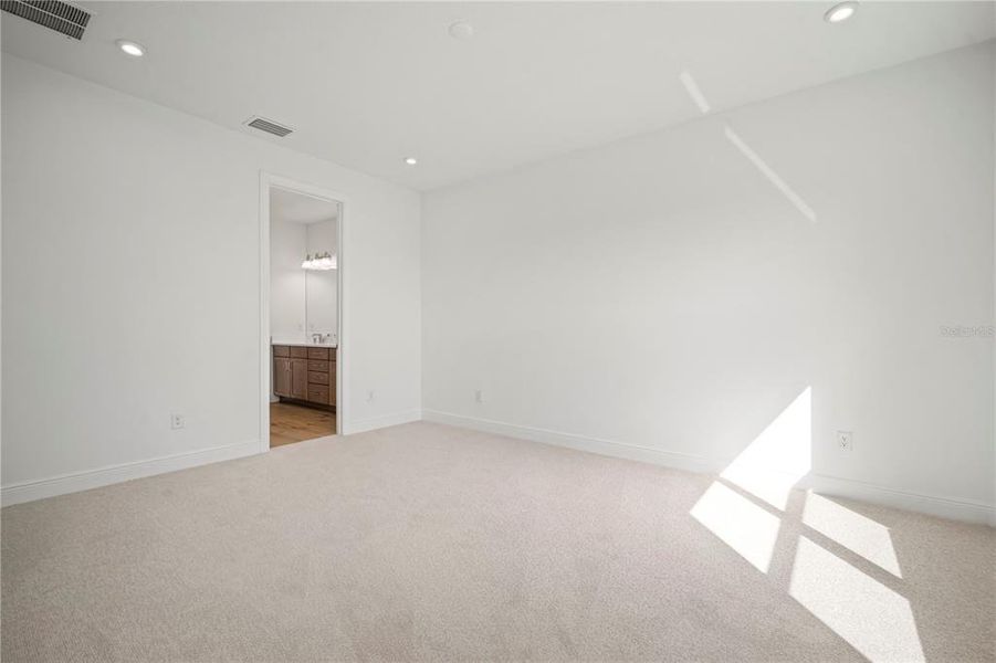 Spacious, unfurnished interior of a new home in Fieldstone, Plant City (Image 12).