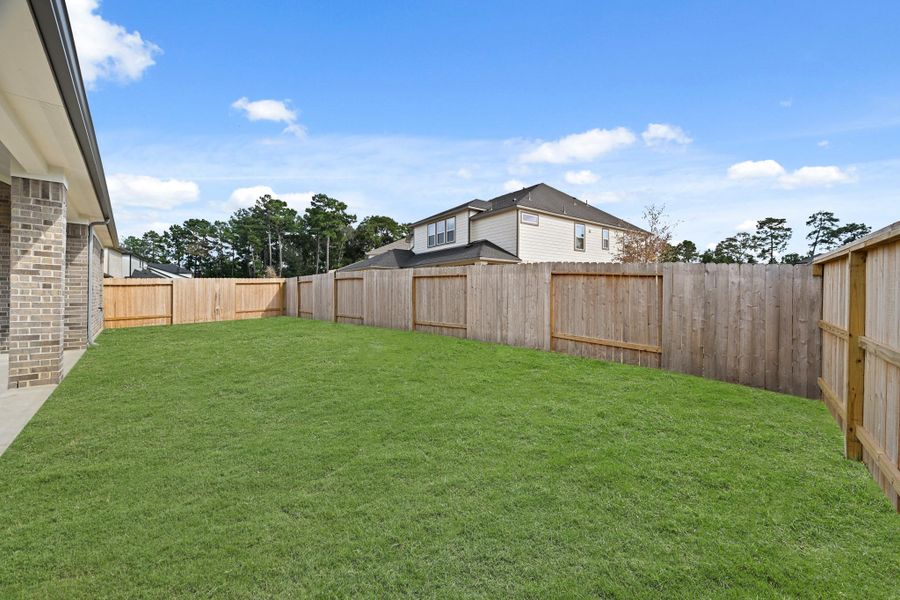 Exterior details and patio area of a home in Barton Creek Ranch, Conroe (Image 24).