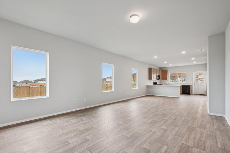 Spacious, unfurnished interior of a new home in Cloverleaf, Austin (Image 28).