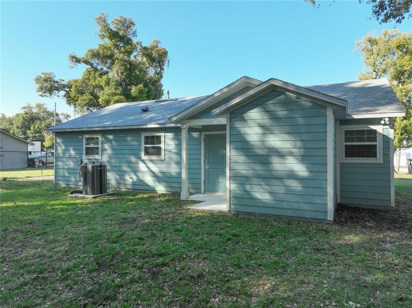Exterior details and patio area of a home in , Orlando (Image 23).