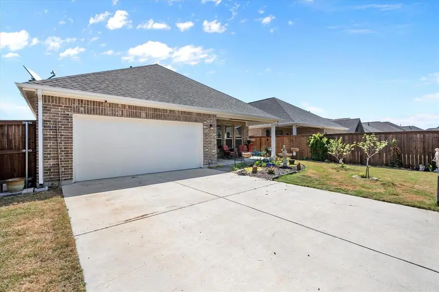 Exterior details and patio area of a home in , Waxahachie (Image 4).