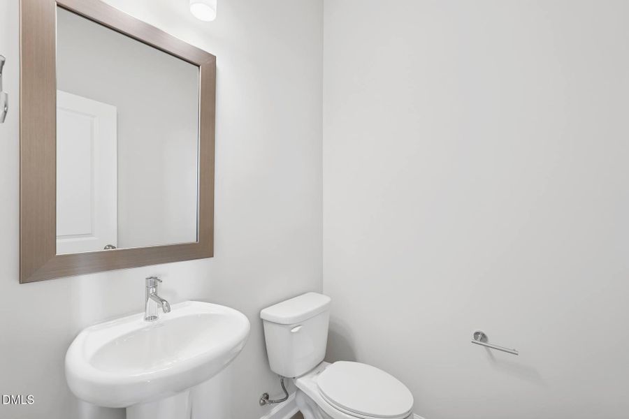 Elm Park 32_Powder Room_9.12.25_webready Elm Park 32_Powder Room_9.12.25_webready