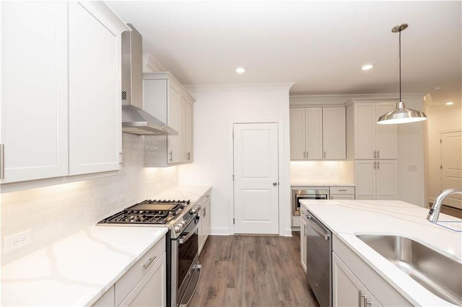 White kitchen cabinets - Cool Linen Collection