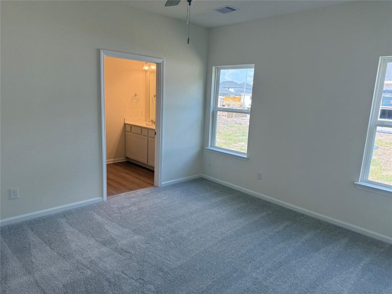 Spacious, unfurnished interior of a new home in Anderson Lake, Houston (Image 10).