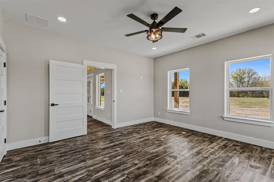 Secondary bedroom. Downstairs