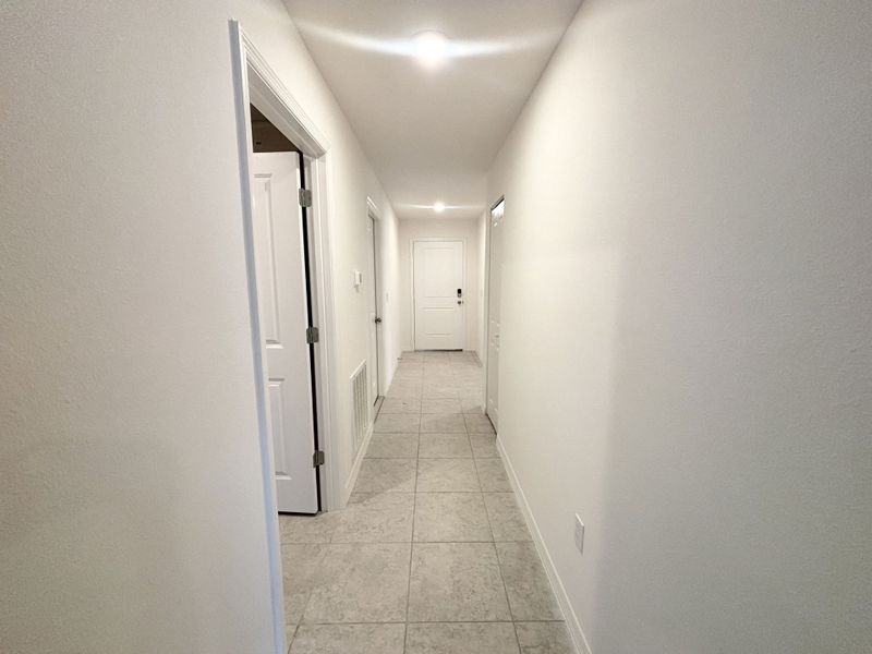 Spacious, unfurnished interior of a new home in Poinciana, Poinciana (Image 9).