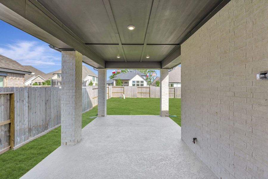 Exterior details and patio area of a home in Riceland - Summit Collection, Mont Belvieu (Image 4).