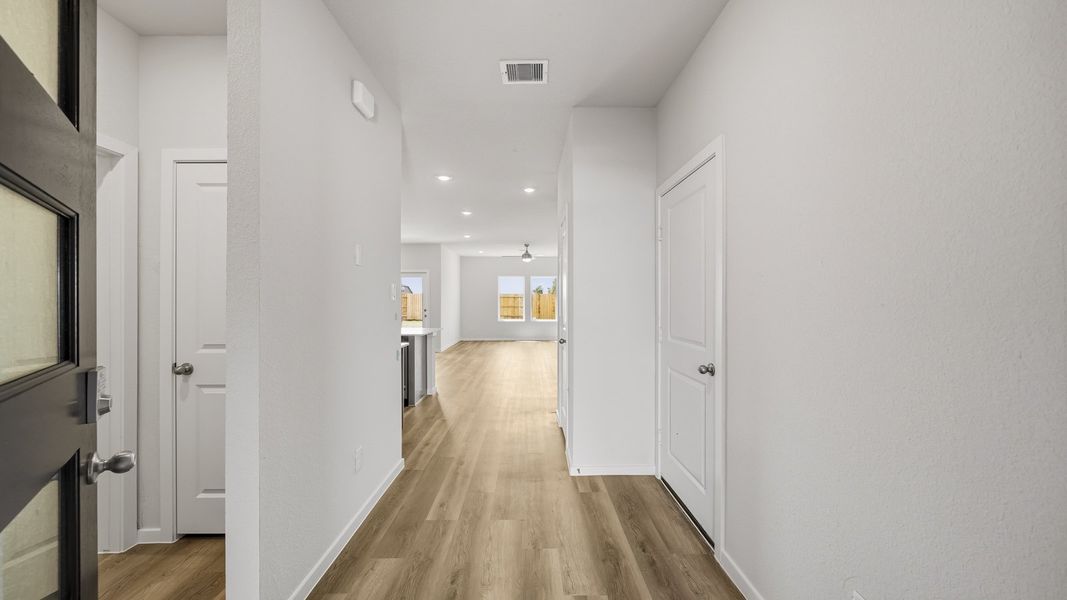 Spacious, unfurnished interior of a new home in Sunterra Lakes, Brookshire (Image 14). Spacious, unfurnished interior of a new home in Sunterra Lakes, Brookshire (Image 14).