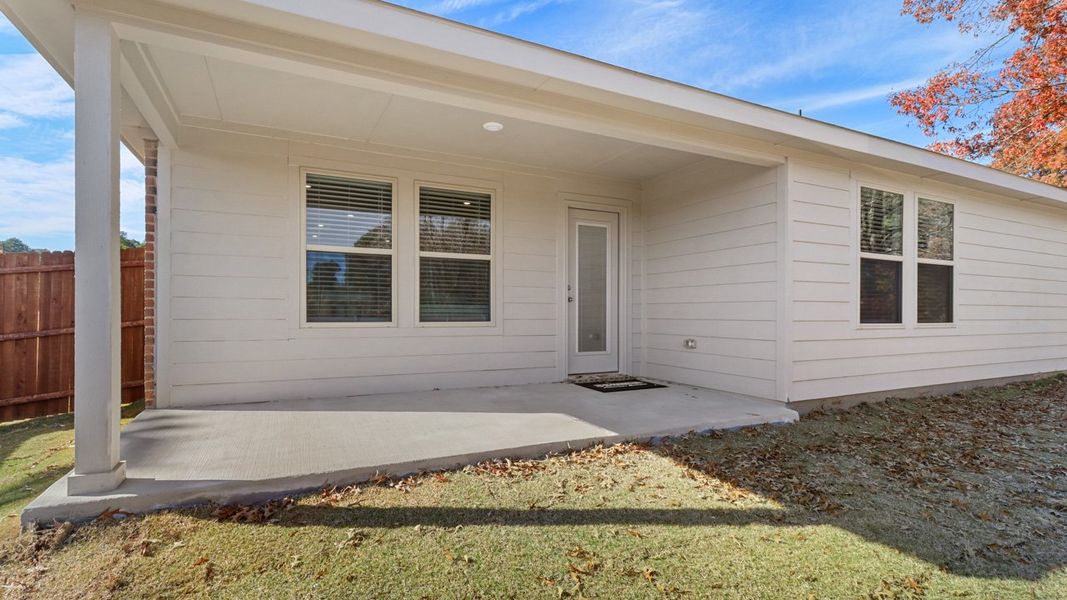 Representative exterior details of a home built from the X40E Elgin by D.R. Horton in River Oaks at Sawmill, Chandler (Image 7).